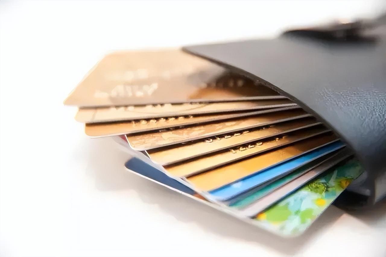 网贷逾期会扣工资卡吗,储蓄卡钱被信用卡逾期划走了