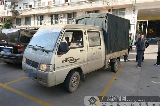 玉林一"黑加油车"遇交警 司机冲卡后弃车逃跑