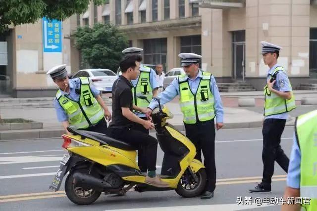 轻摩两轮逾期未年检怎么处罚,电摩不能上路