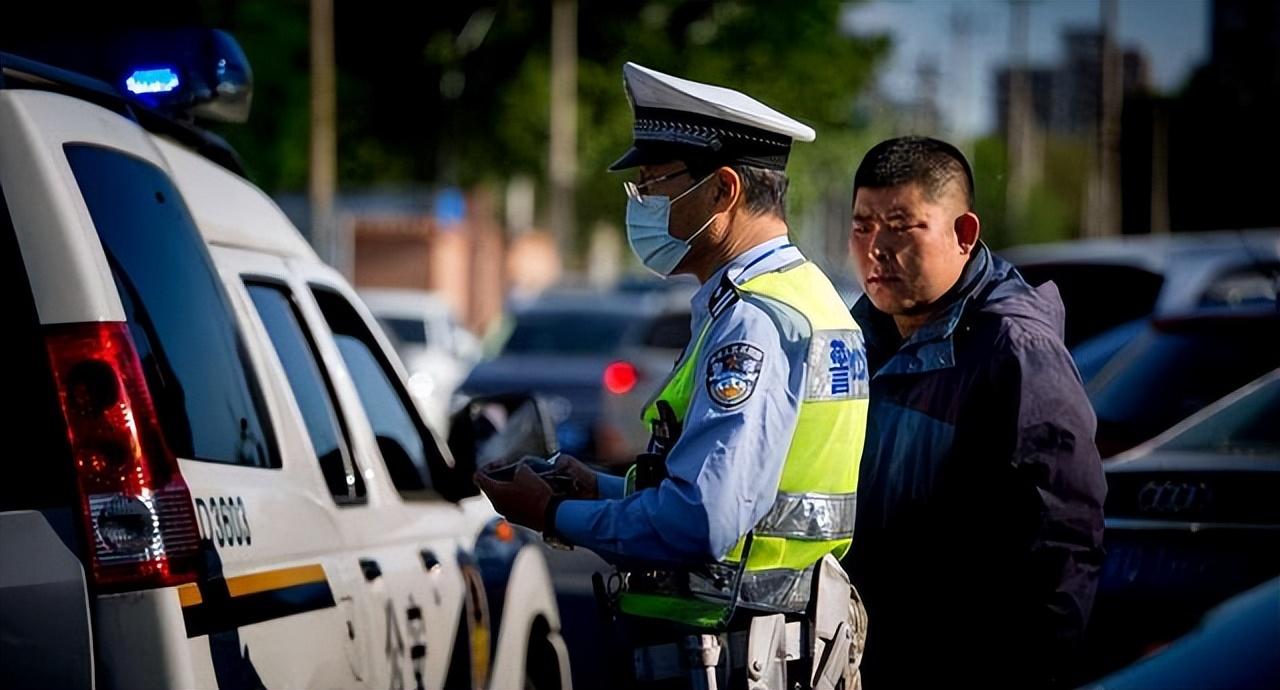 闯红灯逾期怎么处罚,车辆违章超过半年怎么办