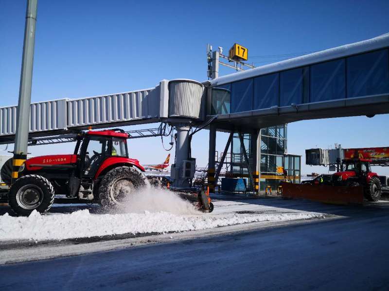 新疆机场集团乌鲁木齐国际机场分公司航空安全保卫部全力做好清雪保障，为复工复产保驾护航